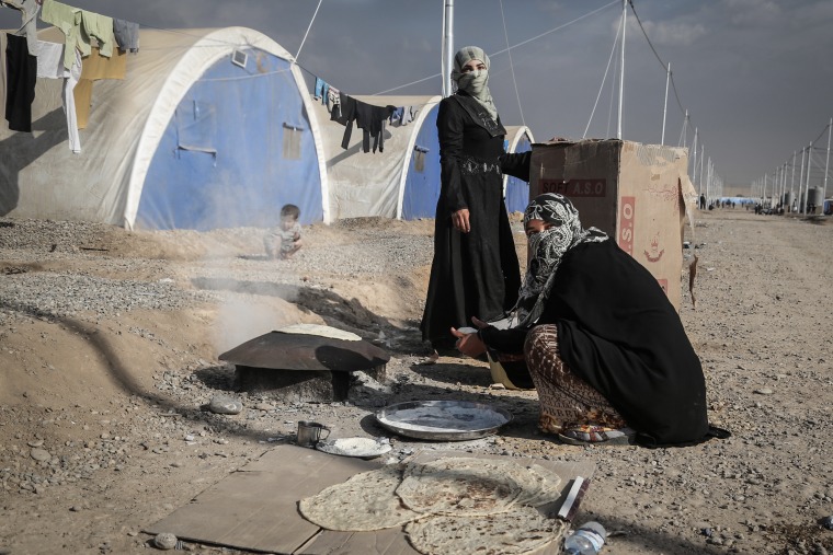 Image: Displaced Iraqi women at Khazer Camp