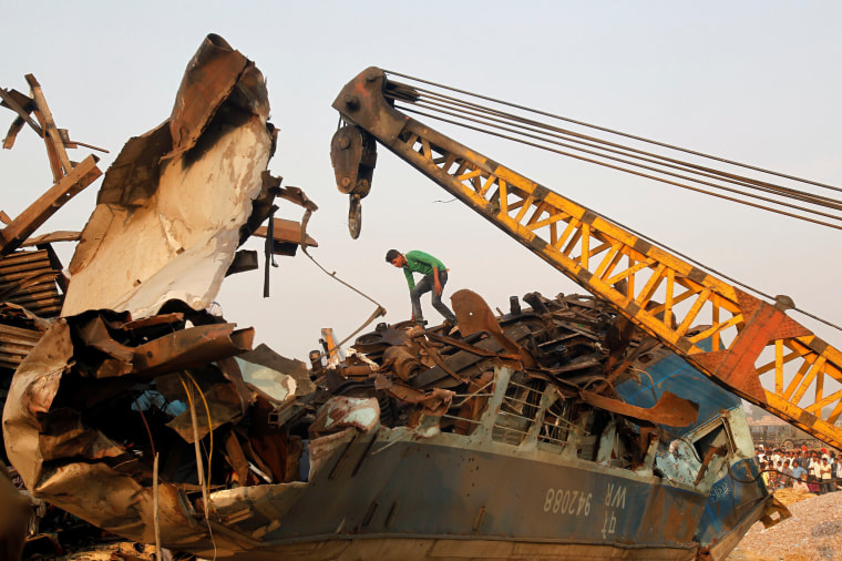 Image: Rescue workers search for survivors at the site of a train derailment in Pukhrayan, south of Kanpur city, India