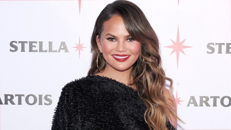 Chrissy Teigen hair