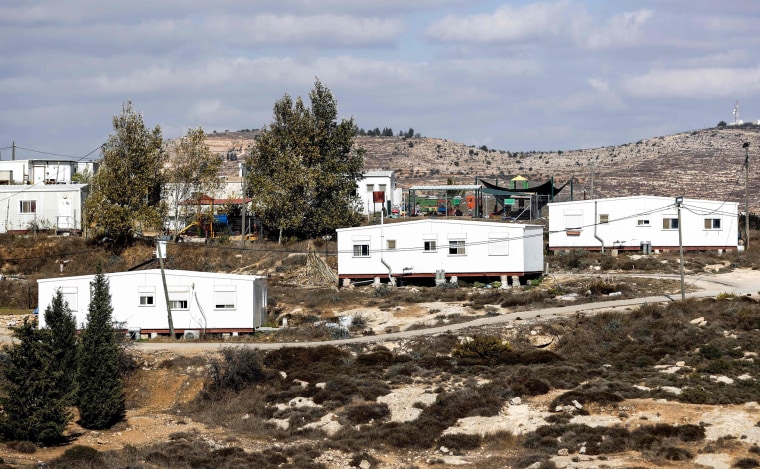 Image: Caravans in the settlement outpost of Amona
