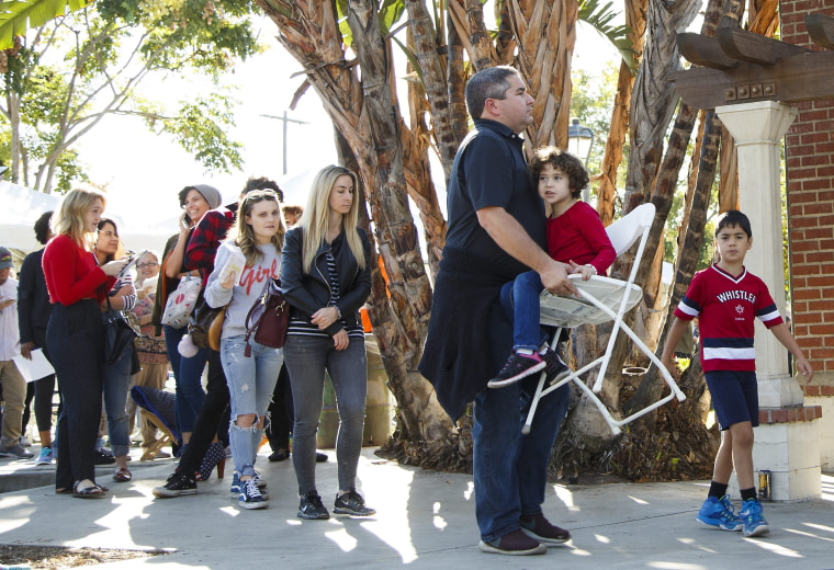 Image: Early US Presidential voters wait in long lines in North Holllywood California