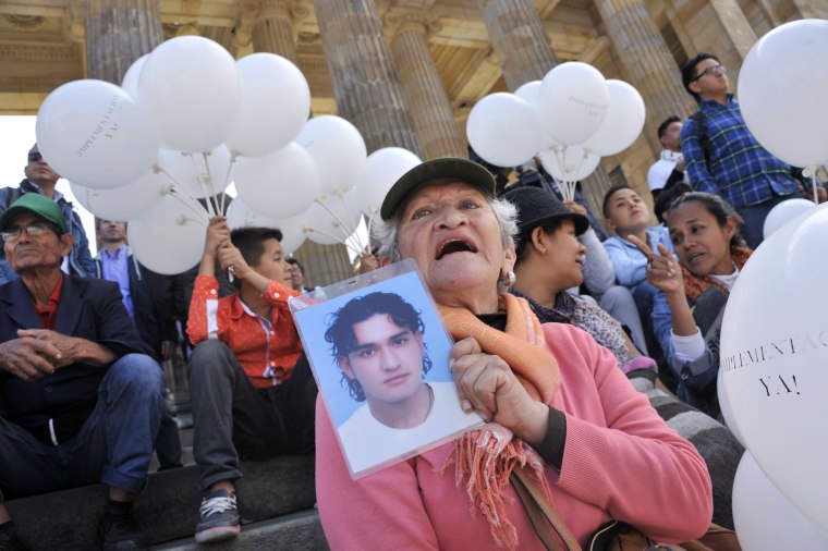 COLOMBIA-FARC-PEACE-ACCORD-PARLIAMENT-DEMO