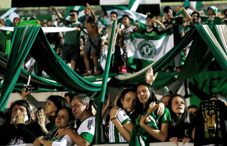 Image: Fans of Chapecoense soccer team pay tribute to Chapecoense's players at the Arena Conda stadium in Chapeco