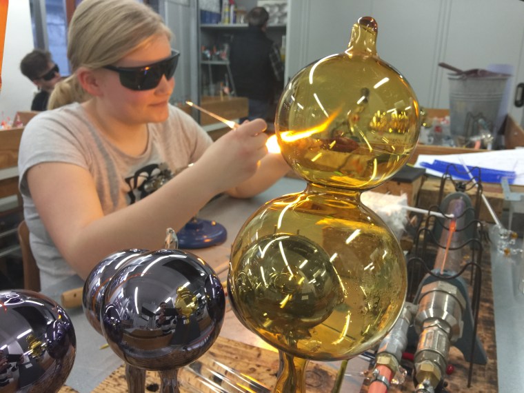 Image: Student designs glass ornaments in Lauscha, Germany