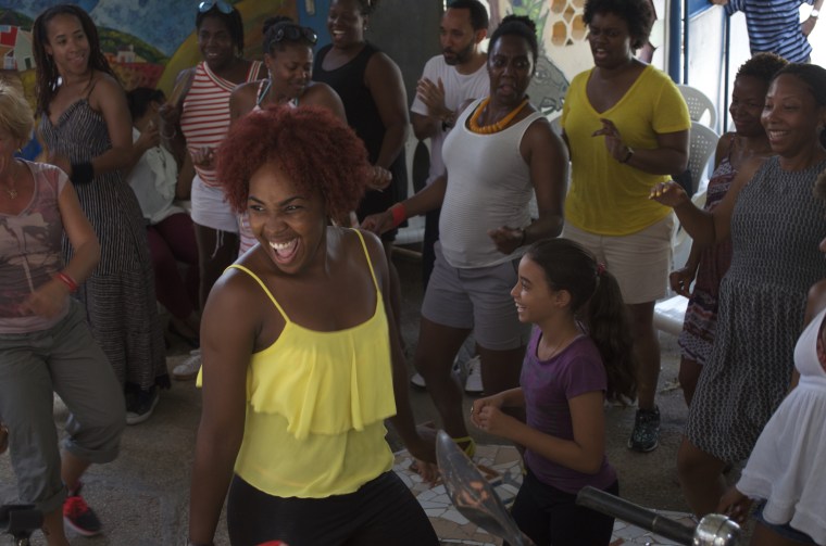 The Muraleando, a cultural community center in Havana, hosts arts, dance and music classes in the community. The DiasporaES group spent the evening learning about different aspects of Cuban arts, music and dance