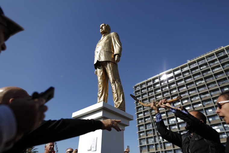 Image: Golden statue of Netanyahu in Tel Aviv