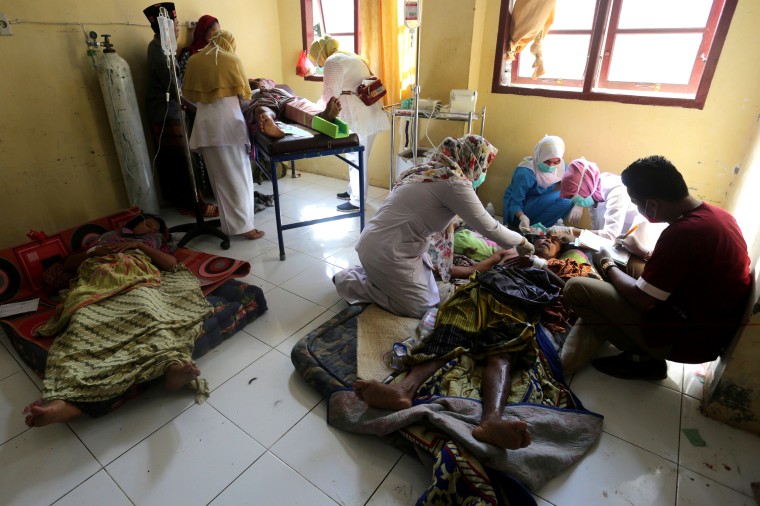 Image: Injured people receive medical attention at a hospital following an earthquake in Sigli, Pidie regency, in the northern province of Aceh