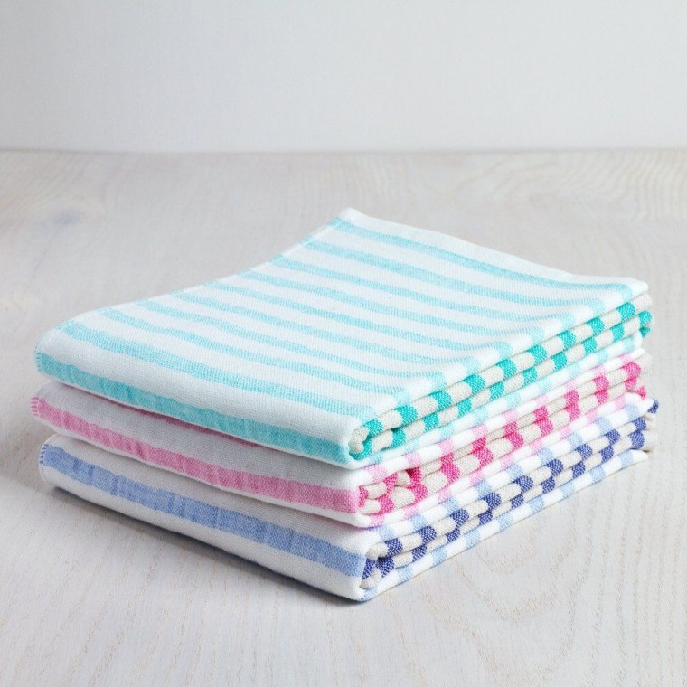 This handy towel is super absorbent and fast drying. What more can you ask for in a hand towel?