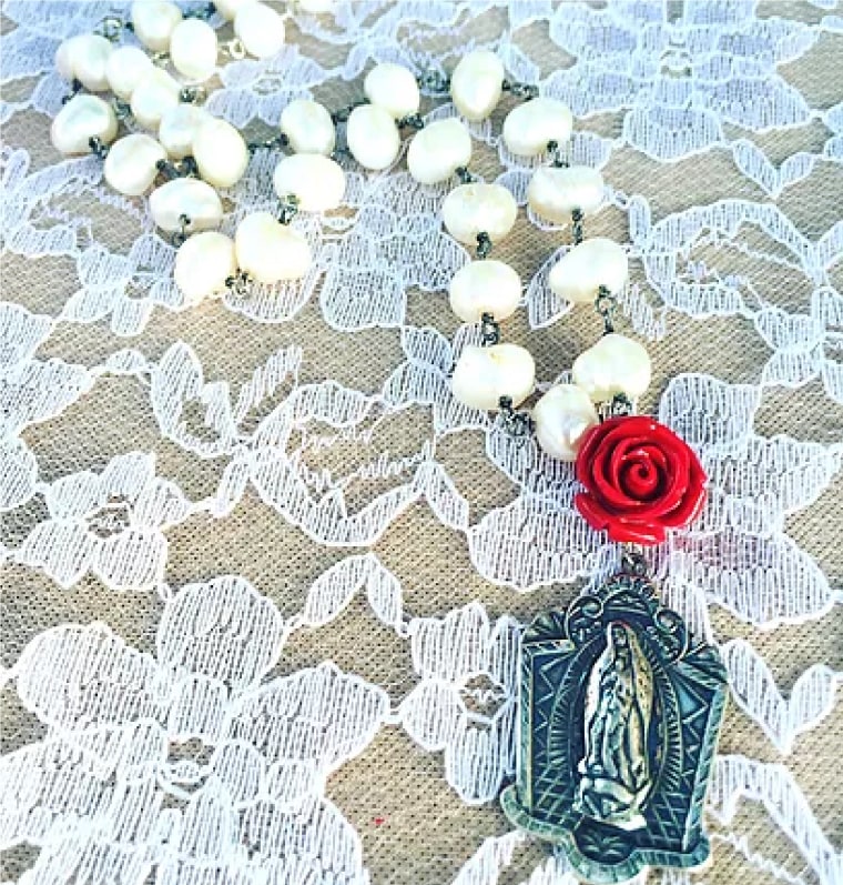 Virgen Pearl Rosary