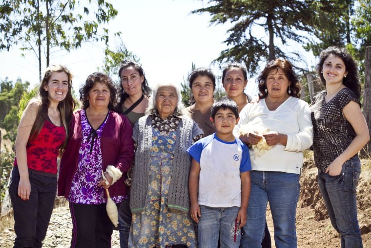 Voz founder Jasmine Aarons with the Chilean weavers.