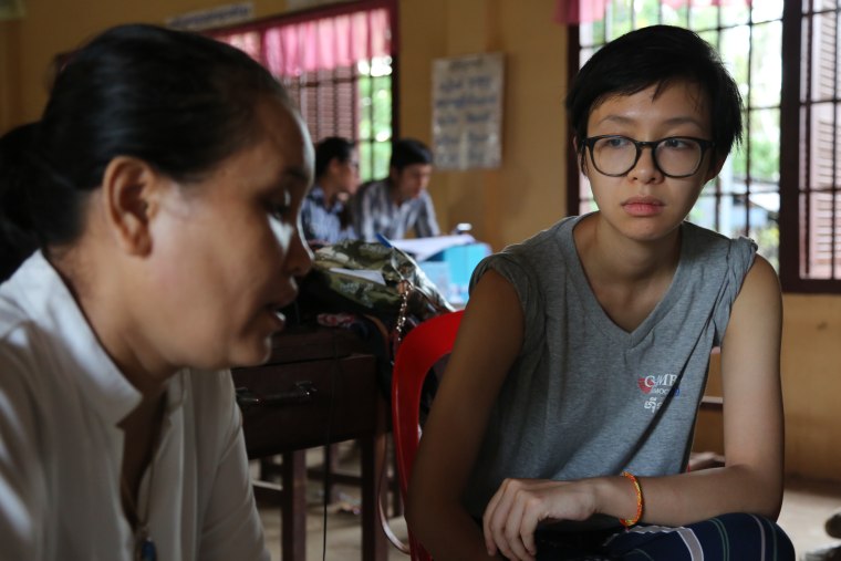 Anh Le meets a garmet worker in Cambodia as part of a trip organized by Remake.