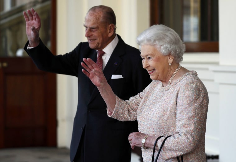 Image: Britain's Queen Elizabeth II and Britain's Prince Philip, Duke of Edinburgh (L) wave farewell to Colombian President Juan Manuel Santos and his wife Maria Clemencia de Santos following their state visit, at Buckingham Palace on Nov. 3, 2016.