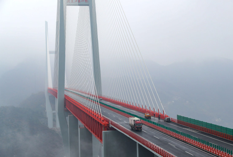 Image: Vehicles making their way through the Beipanjiang Bridge