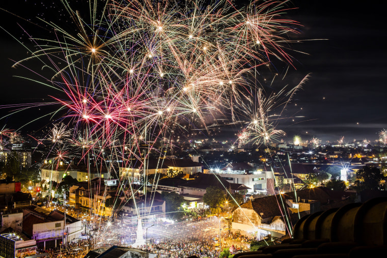 Image: Indonesians Countdown To The New Year