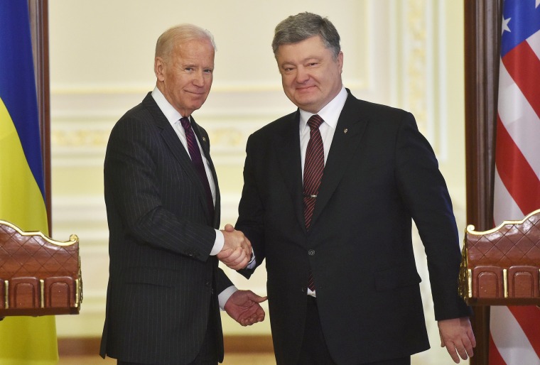 Image: Biden and Poroshenko shake hands