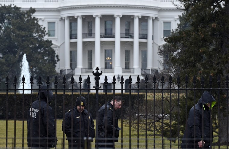 Image: Secret Service officers outside White House