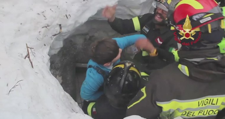 Image: Firefighters rescue buried avalanche victims in Farindola