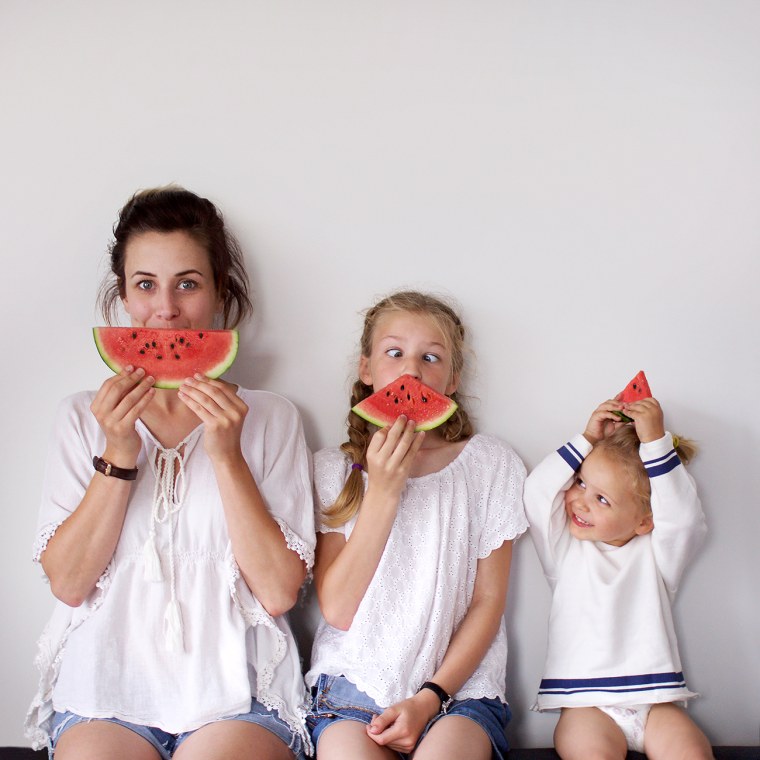 Dominique Davis poses for weekly matching photos with her two daughters.