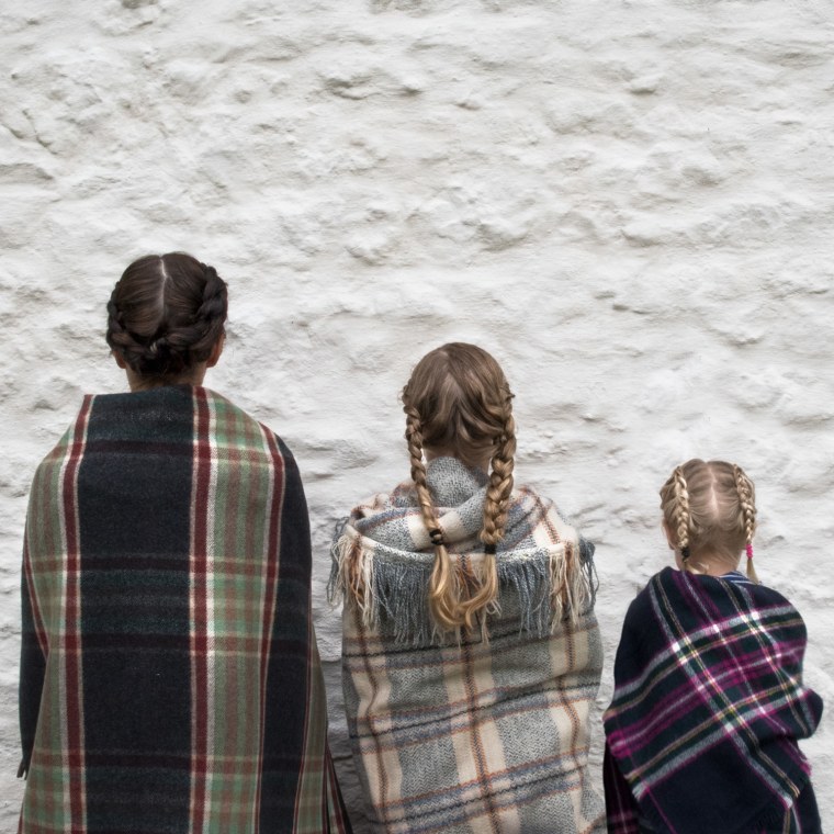 Dominique Davis poses for weekly matching photos with her two daughters.