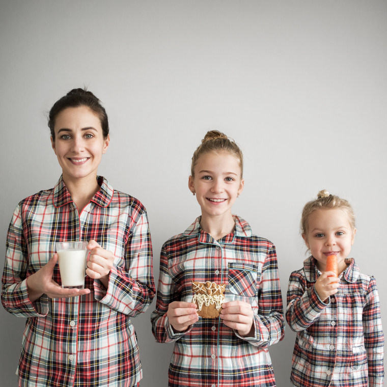 Dominique Davis poses for weekly matching photos with her two daughters.