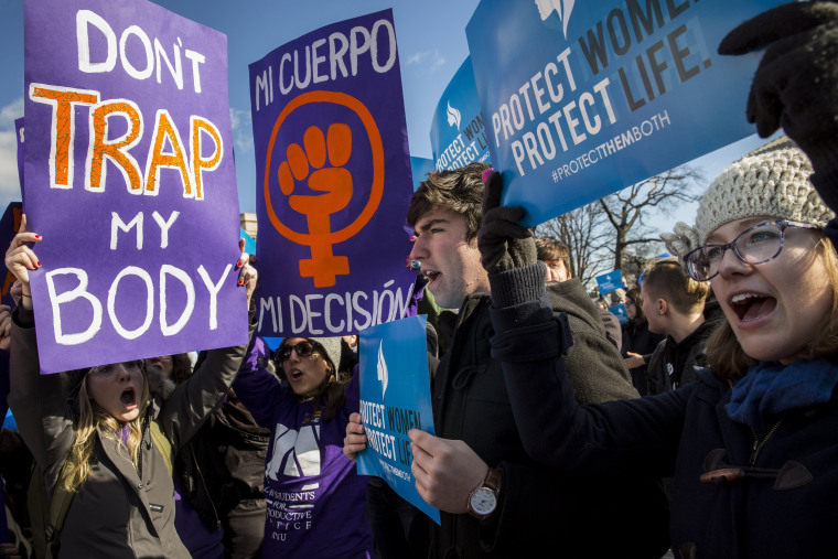 Image: Pro-choice and anti-abortion protesters rally gather at the Supreme Court