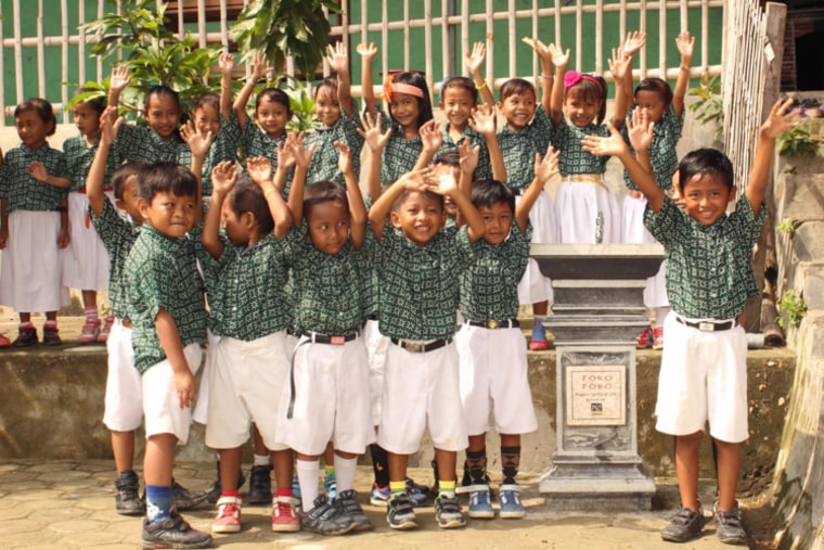 An elementary school in Ngimband Village celebrating a sink that supplies fresh water funded by Toko-Toko.