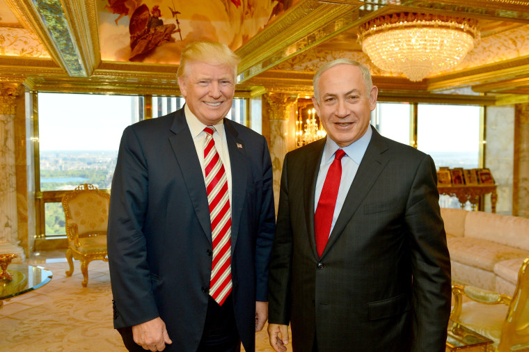 Image: Israeli Prime Minister Benjamin Netanyahu (R) stands next to Republican U.S. presidential candidate Donald Trump during their meeting in New York