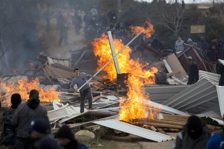 Image: Israeli settlers block Amona evacuation