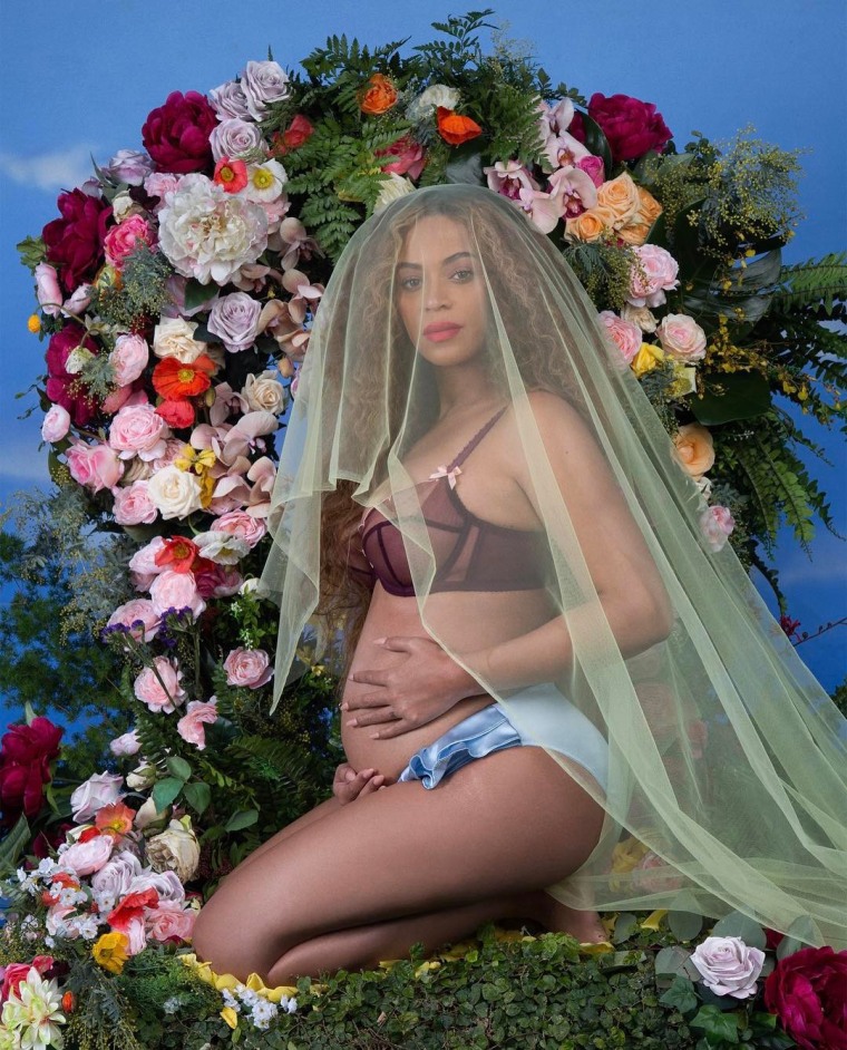 Image: Beyoncé announced that she is pregnant with twins on her Instagram account