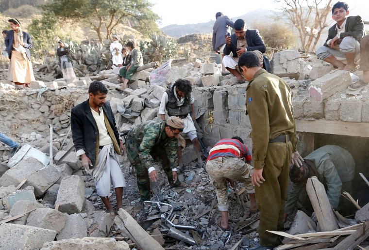 Image: Yemenis search under the rubble of damaged houses