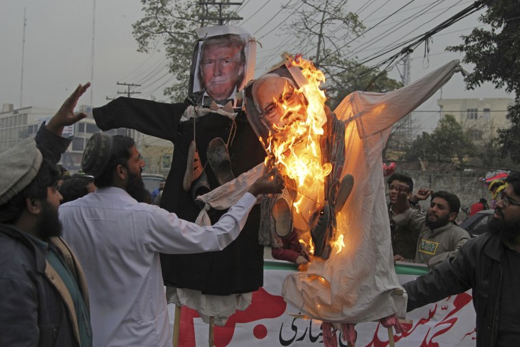 Image:Supporters of Hafiz Saeed burn effigies of President Donald Trump and Indian Prime Minister Narendra Modi