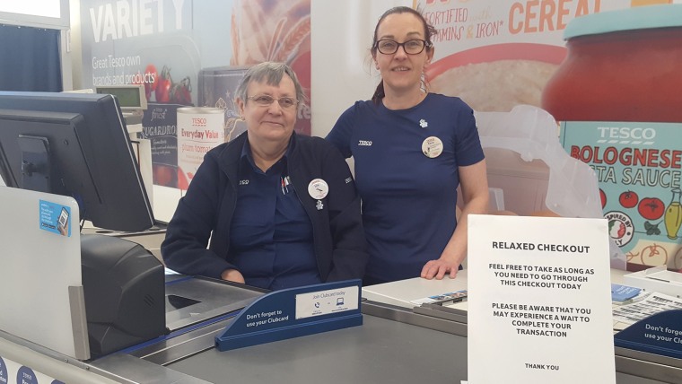 Relaxed supermarket checkout lane