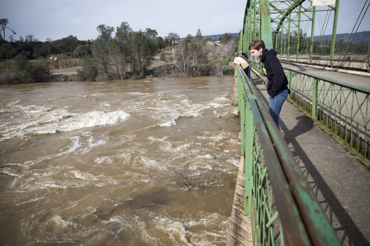 Image: Damage to Oroville Dam forces evacuations
