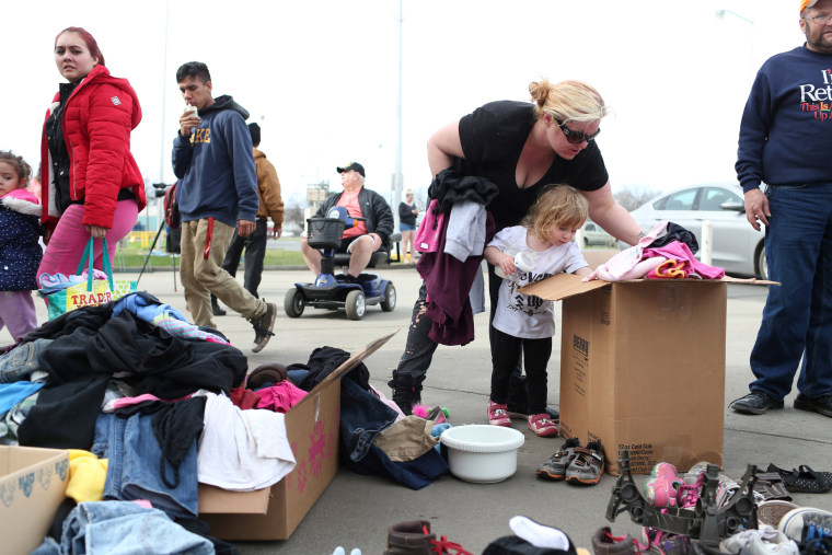 Image: Desiree Garcia and her daughter Kay'lee, of Oroville, sift through donated clothing at a Red Cross relief center in Chico, California