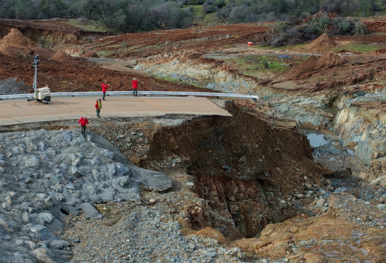 Image: Crews inspect and evaluate the erosion just below the Lake Oroville Emergency Spillway site after lake levels receded, in Oroville