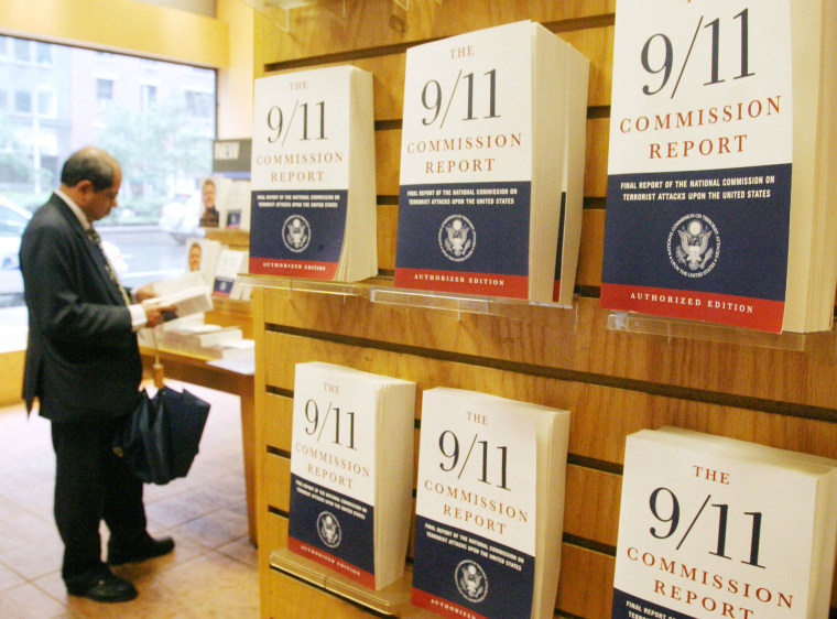 Image: "The 9/11 Commission Report" at a bookstore in 2004