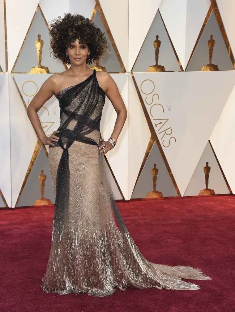Halle Berry Oscars red carpet 2017