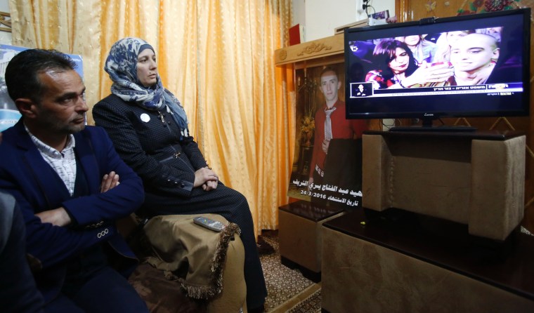 Image: The father and mother of Palestinian Abdul Fatah al-Sharif 