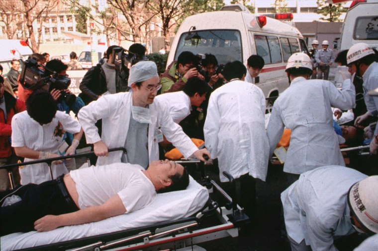 Image: Sarin victims in Tokyo in 1995