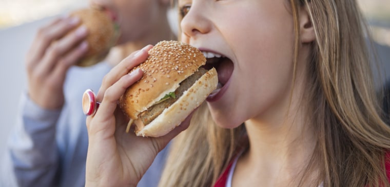 Image: Teens eating hamburgers
