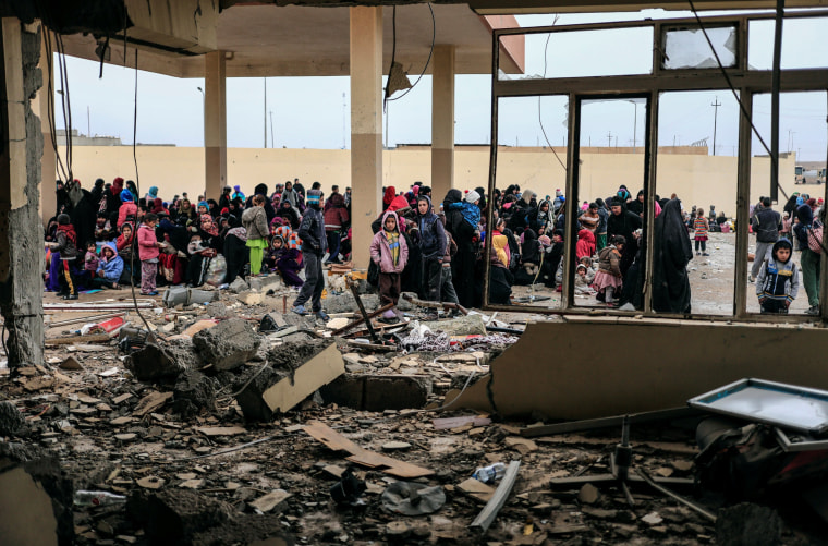 Image: Displaced Iraqis flee the city of Mosul