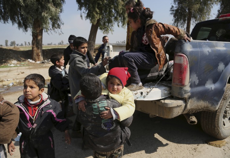 Image: Civilians flee Mosul