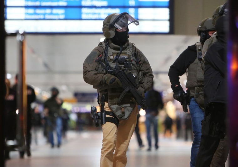 Image: Special police commandos arrive at the main train station in Duesseldorf