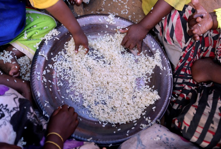 Image: Internally displaced Somali children eat boiled rice