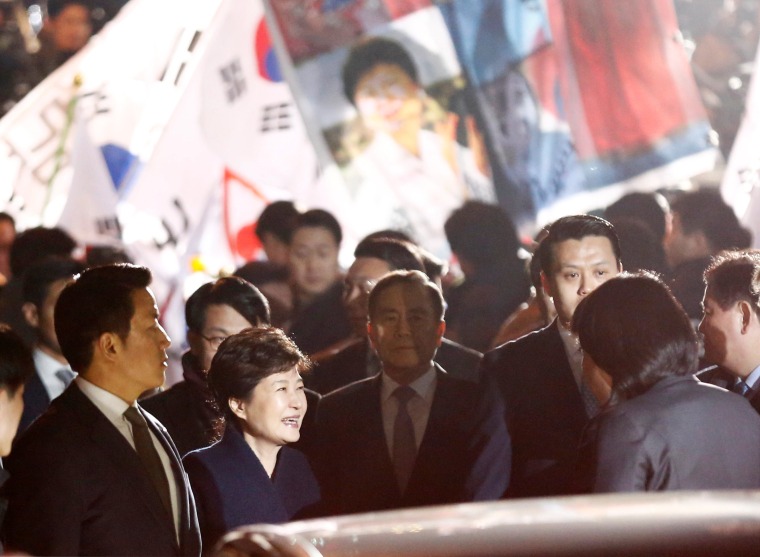 Image: South Korea's ousted leader Park Geun-hye greets her supporters