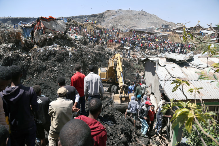 Image: Rescue workers search for those buried by a landslide that swept through a massive garbage dump, killing at least 10 people and leaving several missing at Koshe rubbish tip in Kolfe Keranio district of Addis Ababa, Ethiopia, March 12, 2017.