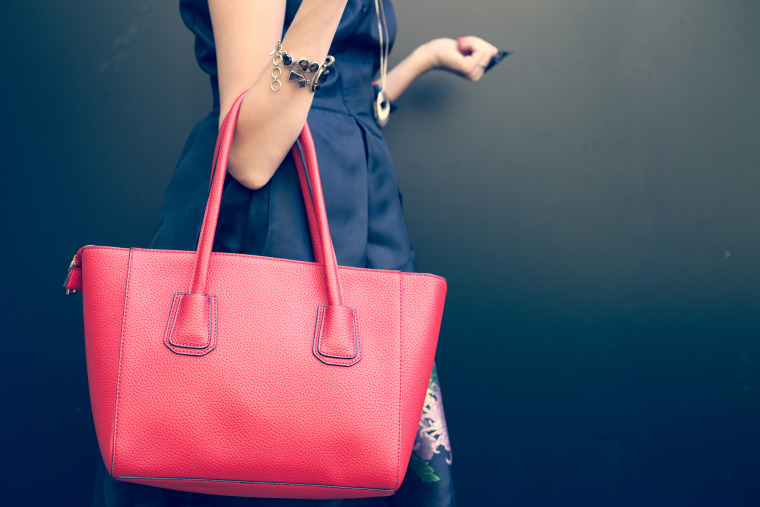 Are heavy handbags bad for your back?