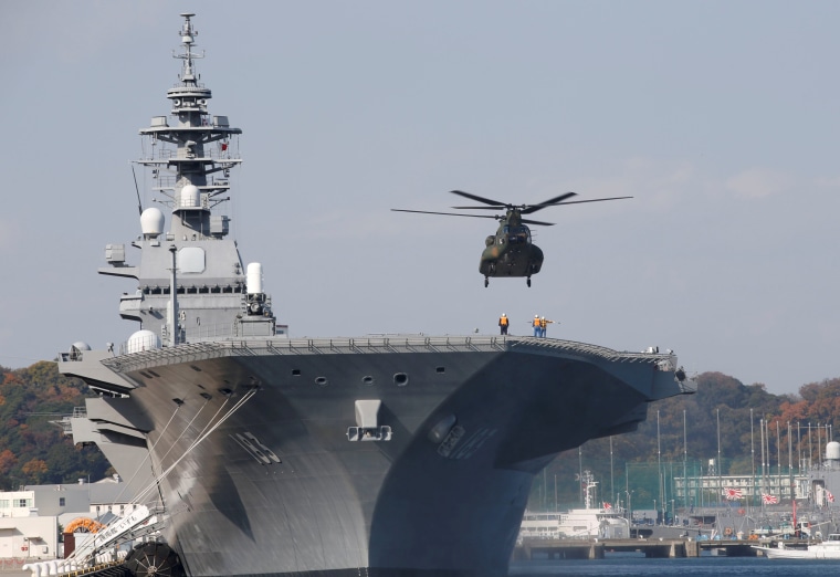 Image: A helicopter lands on the Izumo