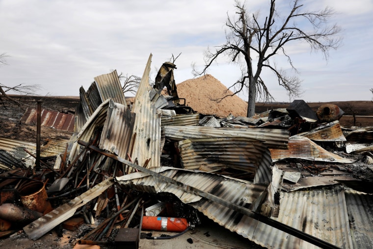 Image: The Wider Image: Deadly U.S. wildfires leave ranches in ruins