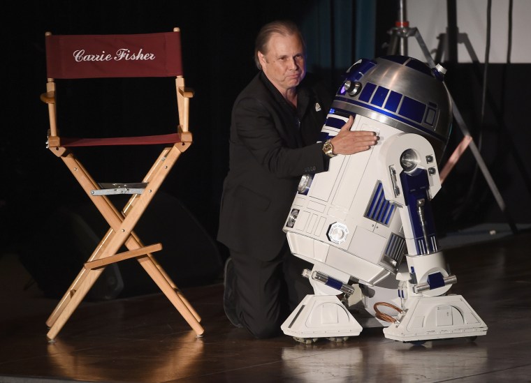 Todd Fisher and R2-D2 at Debbie Reynolds and Carrie Fisher Memorial
